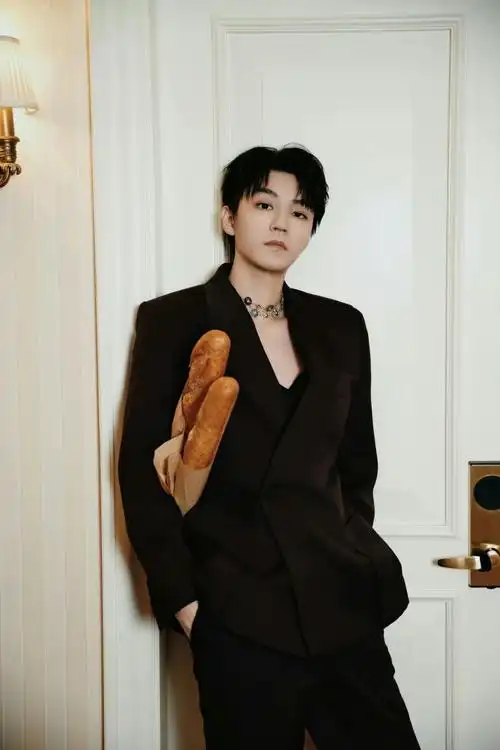 王俊凯真空西装94all black禁欲系小少爷