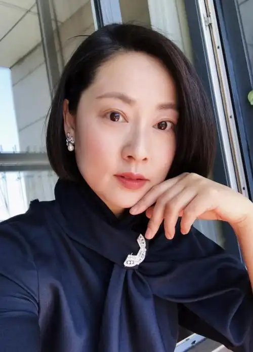 张卫健老婆晒小背心照网友大呼绝地反击因流产放弃生育