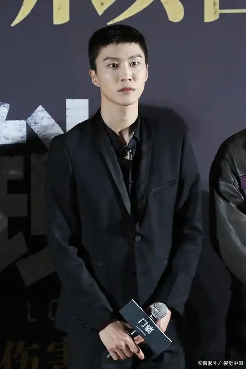 范涛70岁越活越年轻,儿子范丞丞新电影站台,展现家庭的无限魅力