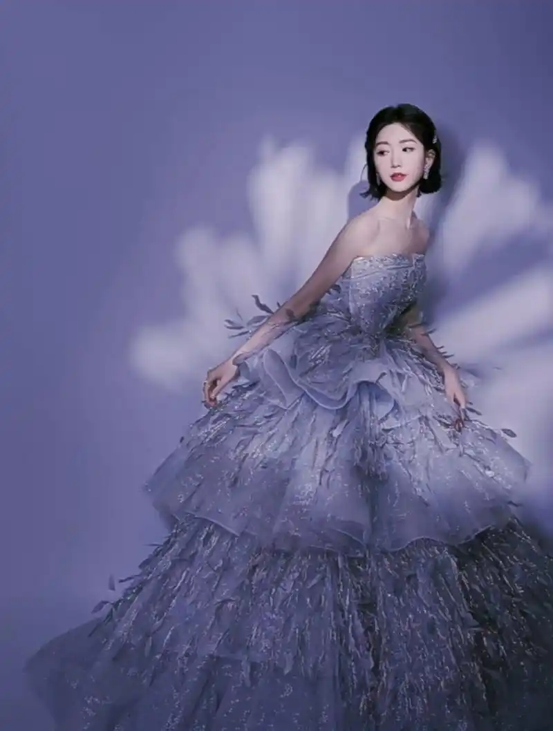 女明星毛晓彤身穿流光溢彩的梦幻羽片晚礼服,犹如蓝色梦幻的可爱公主