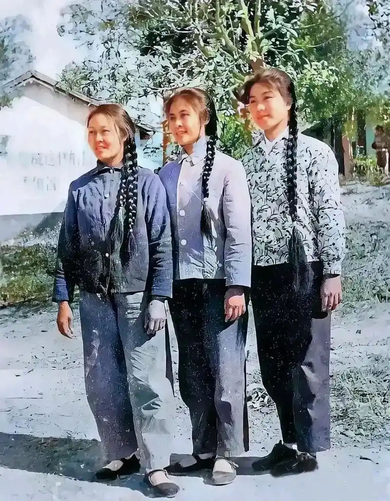 她们穿着朴素的服装,站立得笔直,眉目如画,笑容甜美,虽未施粉黛,但