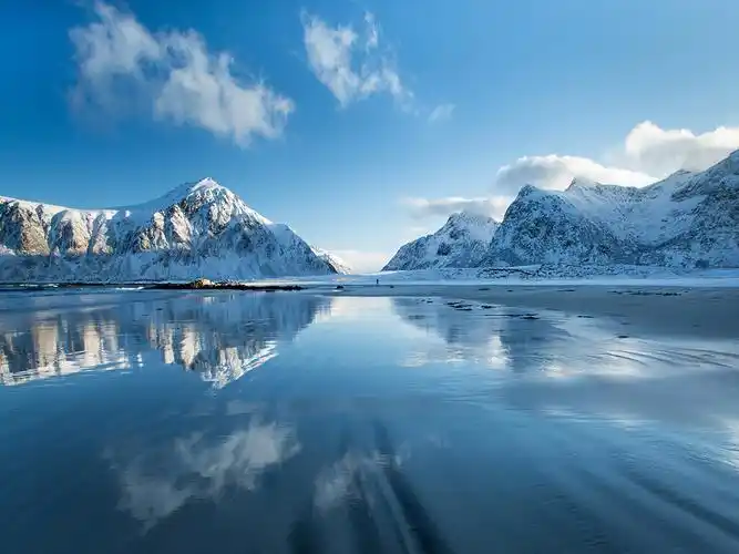 p>斯瓦尔巴群岛(svalbard archipelago),意为冷岸海岸,是位于北冰洋