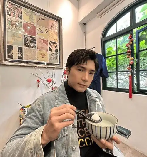 台偶初代男神贺军翔老好快,短发近照年龄感重让人认不出_时期_西装