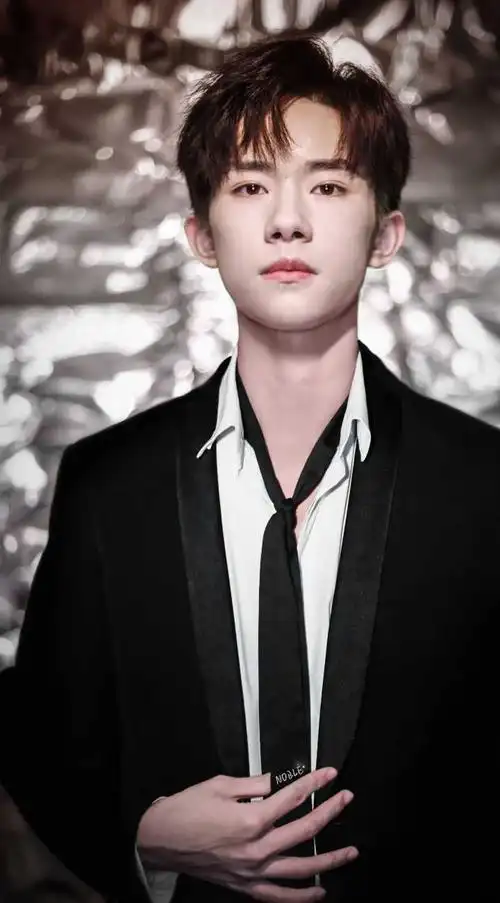 想要搜集易烊千玺好看的无水印照片?