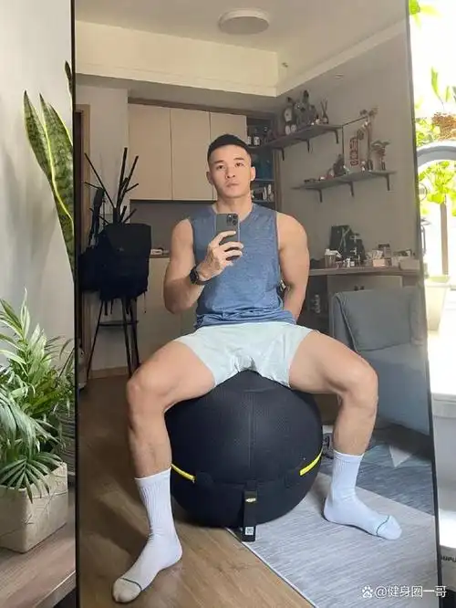 热爱健身的四川大男孩,见到镜子就想自拍,满身肌肉帅气逼人!