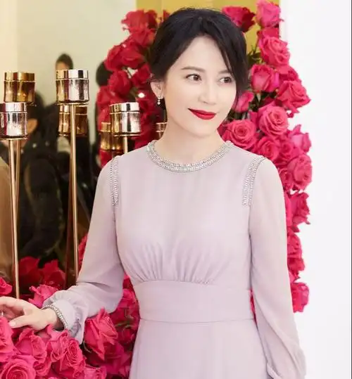 俞飞鸿就是敢穿,灰色鱼尾裙勾勒好身材,51岁照样美得太高调