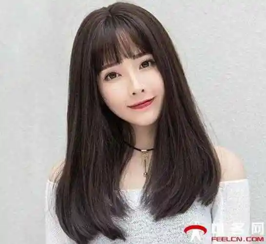 女生披肩中长发直发发型