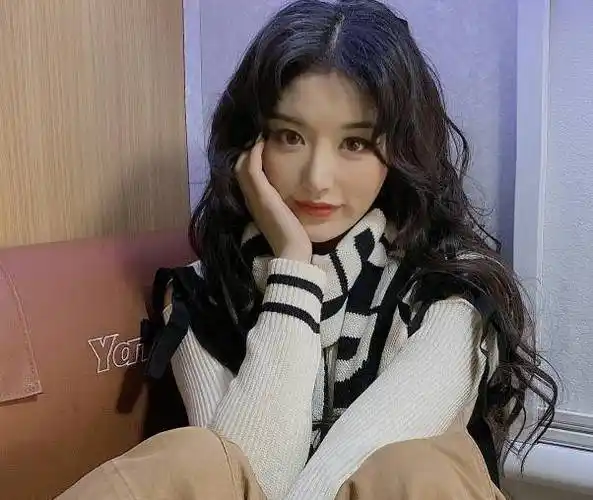 原创孔雪儿坐保姆车里补妆不开滤镜颜值真实桌子上化妆包亮了