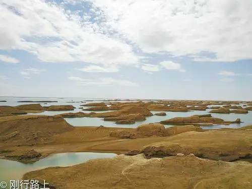 航拍青海无人区水上雅丹,这世界唯独你最有内涵