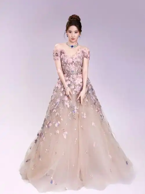 的成片对比  左边工作人员,右边刘健安    左边96能把刘亦菲美貌