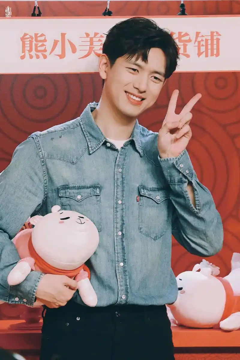 品牌见面会现场直击 年味满满的新年男友李现可爱暴击来袭