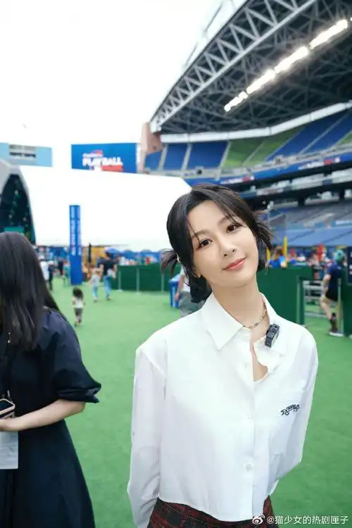 杨紫露腰白衬衫