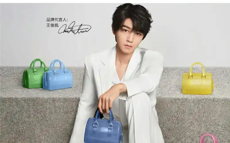 王俊凯喜提2024第一个轻奢代言,是furla芙拉任命的首个为品牌女性手袋