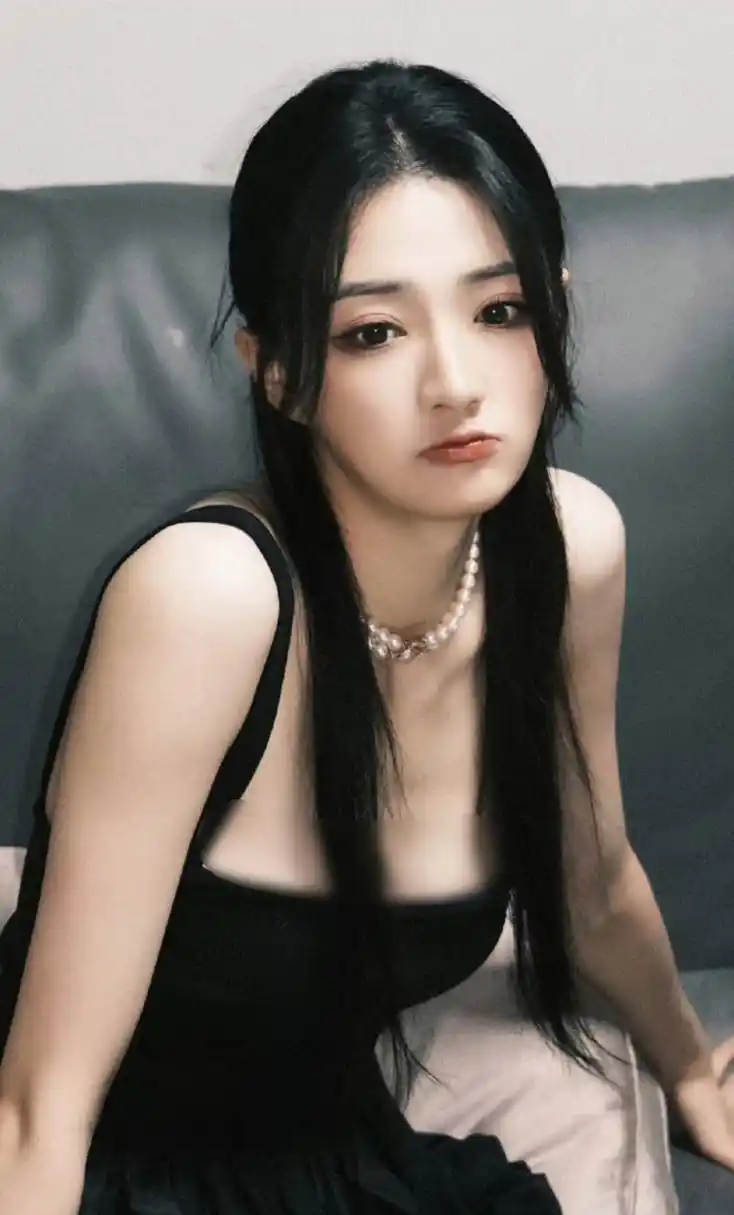 徐璐分享生活照,在家还那么精致,黑色裙子加浓妆有种叛逆千金大小姐的