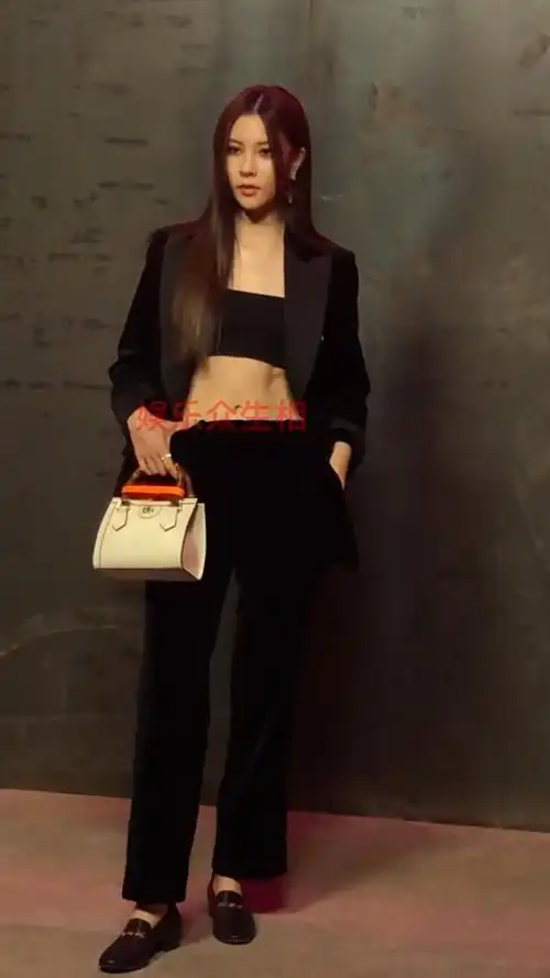 宋妍霏#黑色西装这腹肌太飒了