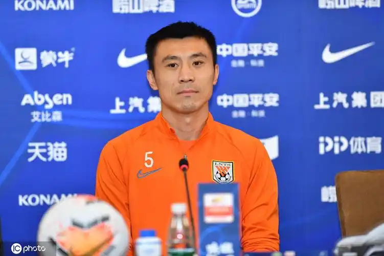 鲁能队员郑铮在抵达赛区后,接受了pp体育记者采访.