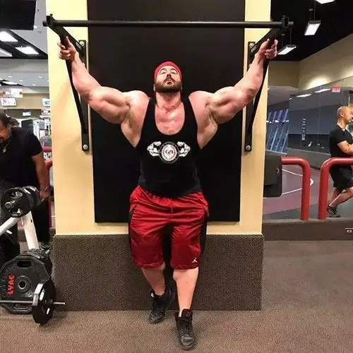 从瘦竹竿变身地球上最大的肌肉男连厕所都装不下了