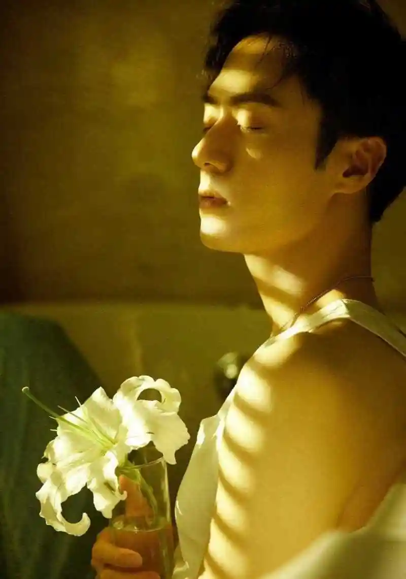 茅子俊身穿纯白背心,展现结实的肌肉线条,手捧花朵,人比花更美.[药丸]