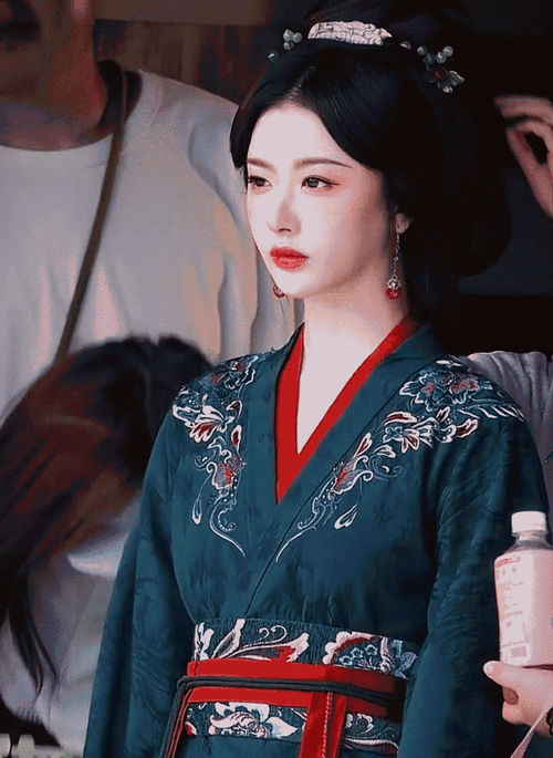 孔雪儿最新折腰古装仪态