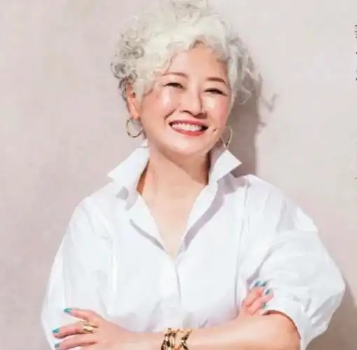 女人到了花甲之年,尝试这些"白发造型"才高级,比染发洋气多了