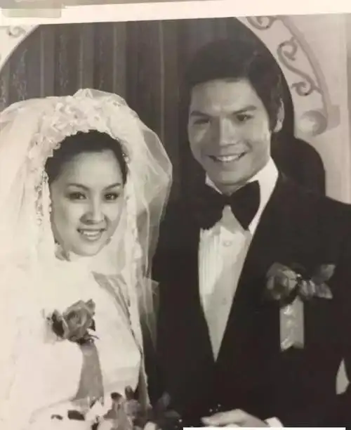 看了向华强和向太年轻时候的照片,一个很帅气,一个很漂亮惊艳