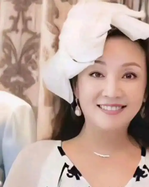 汪小菲妈妈张兰直播间痛哭,网友感叹:勇往无前的战兰也被打败了