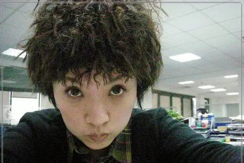 什么脸型女生适合烟花烫发型 秀出性感时尚味道的女生卷烫发