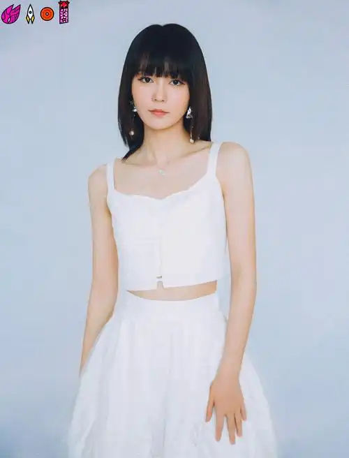 火箭少女101段奥娟穿校服唱追光者天籁嗓音获张韶涵鼓励