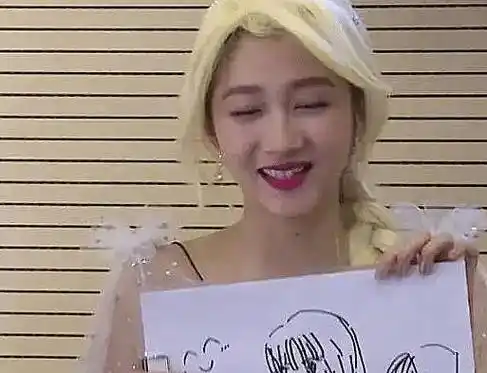 关晓彤自称会画简笔画,看到成品后,网友:还是好好演戏吧!