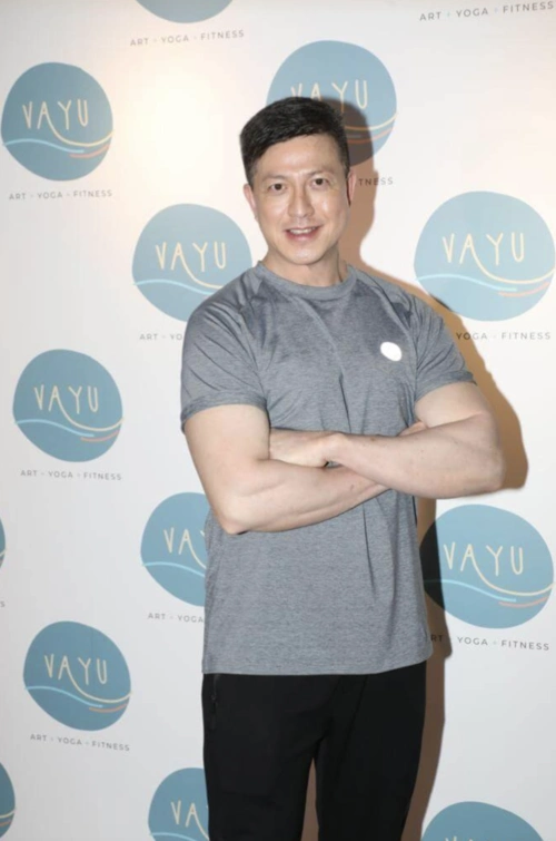 原创54岁港男生活受困重返tvb,与太太办离婚,独自照顾俩自闭症儿子