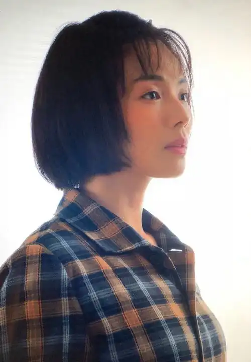 刘涛面向大海造型曝光新闻主播款发型复古端庄