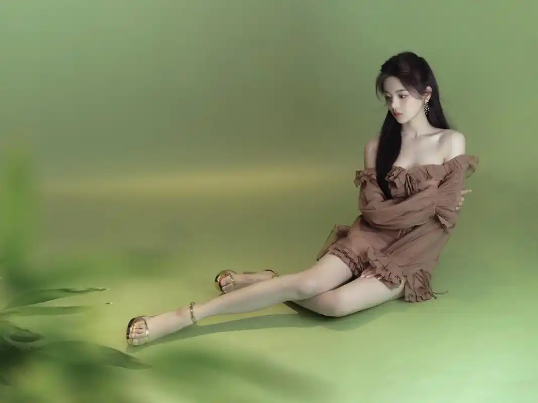 杨超越:金色一字带包后跟高跟凉鞋