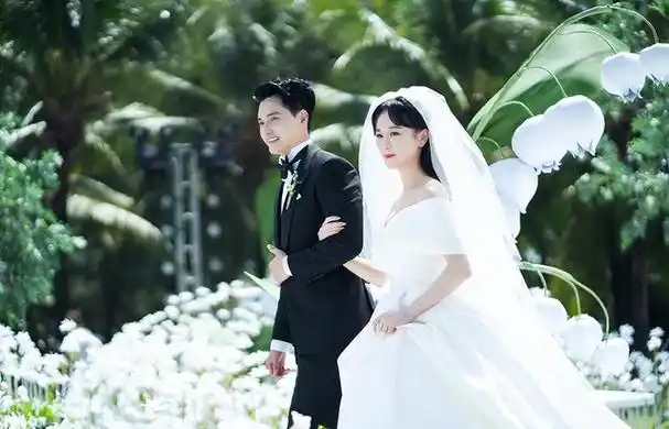 张檬挽着老公的手臂,夫妻俩相互依偎,甜蜜爆棚.