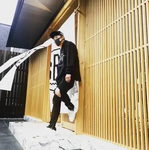 陈赫黑衣黑裤拍照 粉丝调侃:是假赤赤还是假腿