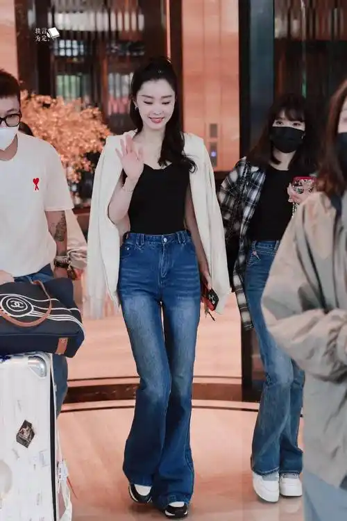 被宋轶的下班图惊艳到!穿抹胸 牛仔裤身材像葫芦,性感又迷人!