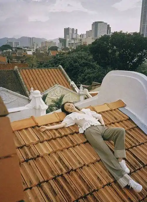 原创倪妮越来越豪气穿针织衫搭牛仔裤超优雅背14100包包美得高调