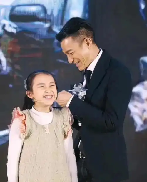 刘德华罕见携女儿亮相11岁刘向蕙长相甜美和朱丽倩如复制粘贴