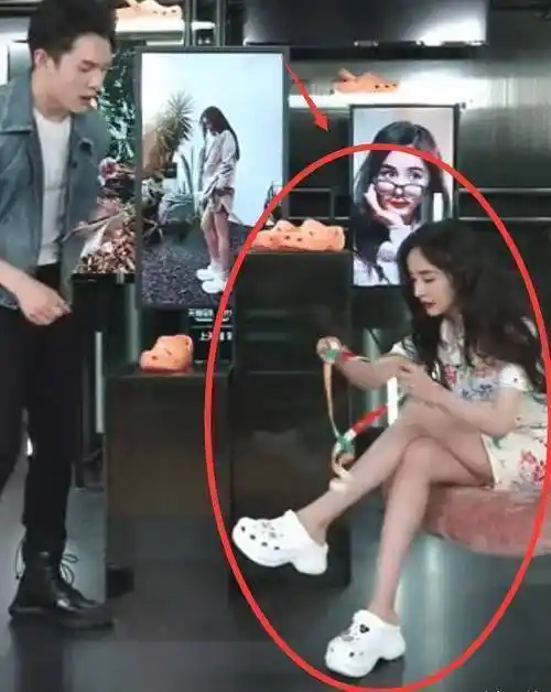 杨幂和李佳琦一起出镜有谁注意她腿多细暴露真实腿围