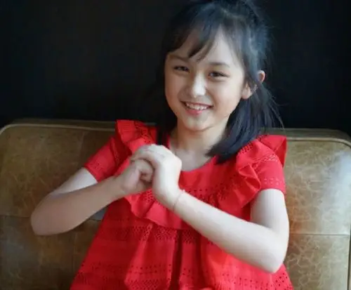 九岁的刘楚恬可爱卖萌4连拍网友想生个这样的女儿