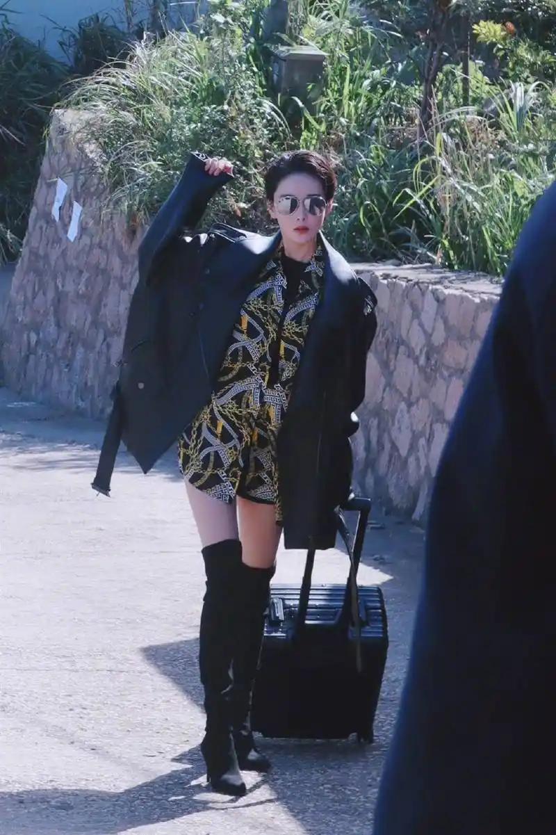 张馨予和老公隔空秀恩爱同穿衬衫干练洒脱衣摆塞一半精致时髦