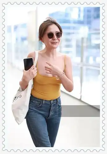 热依扎是要闹哪样机场穿吊带衫惹争议后再穿热裤秀美腿要火