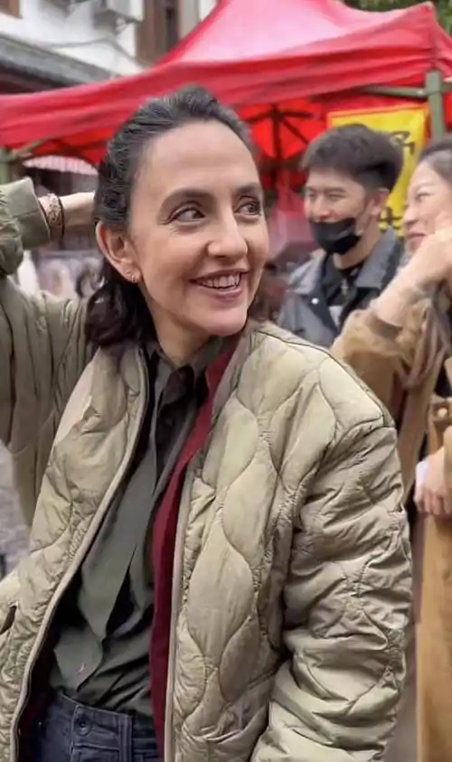 刘烨妻子安娜现身菜市场,笑容灿烂气质出众_生活_人生_才华