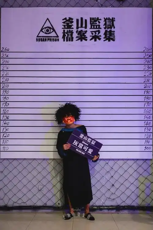 一走进釜山监狱, "珍爱生命,远离犯罪"的大字报非常吸睛,白色灯光