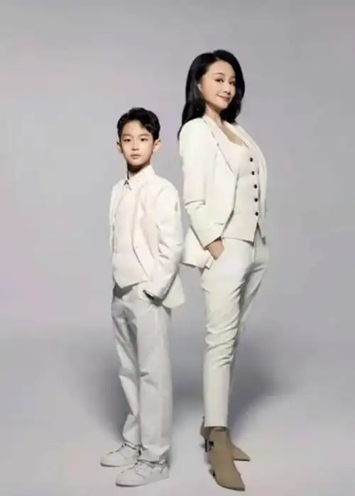 45岁曹颖晒亲子照 白色西装帅气十足 8岁儿子颜值好高_手机搜狐网