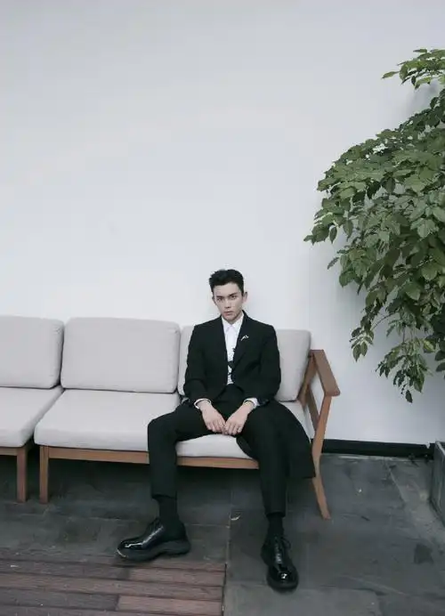 * 吴磊西装__财经头条