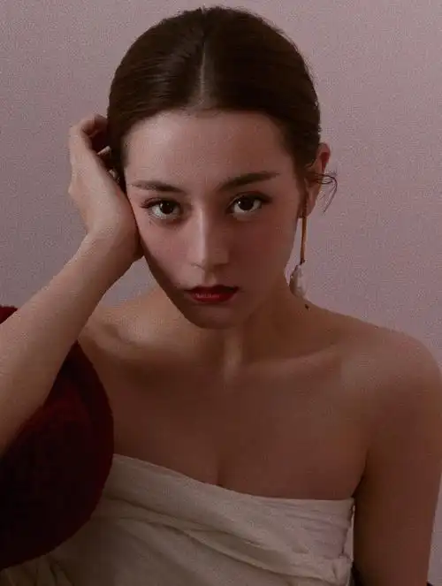 迪丽热巴 for vogue me 十月刊封面气质神情俱佳 热巴这也太美了吧