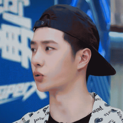 王一博帽子反戴吃火锅##街舞火锅局穿出了四个季节#今日份@uniq-王