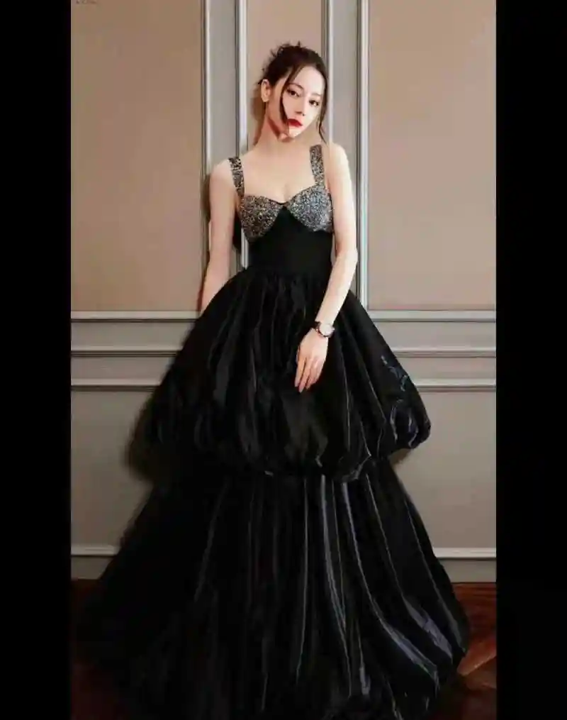 迪丽热巴美到了真的无法言喻!一身黑色吊带裙优雅,干练,时尚.