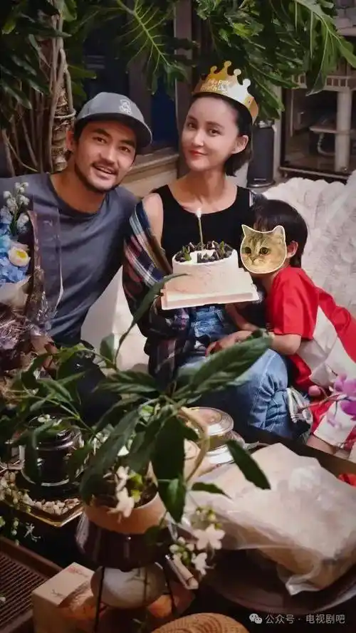 张歆艺晒一家三口同框照 袁弘手捧鲜花为妻子庆生