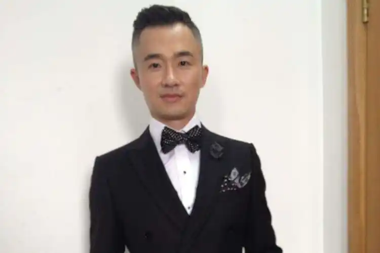 程雷41岁时娶23岁美女主持,即使他患病白了头,老婆也不离不弃